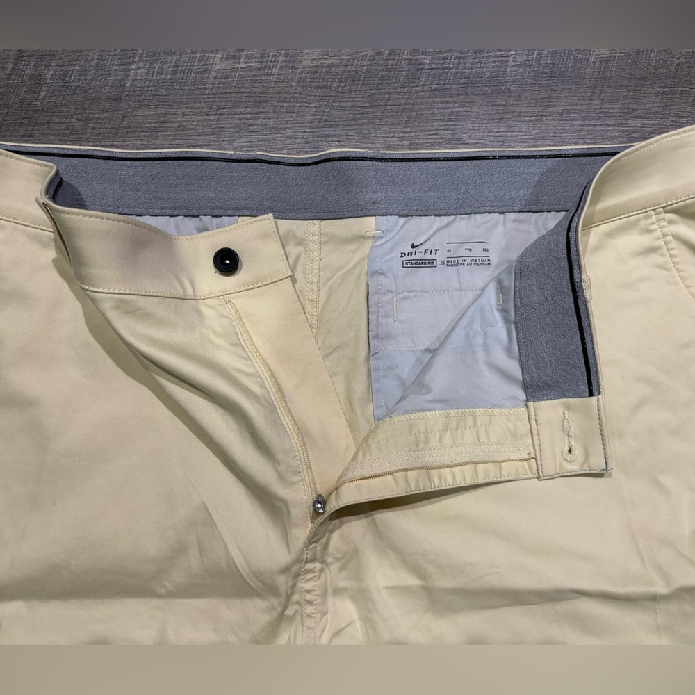 NIKE SHORTS SZ 42
** G O L F ** Attire ~
————————————— - Picture 4 of 10
